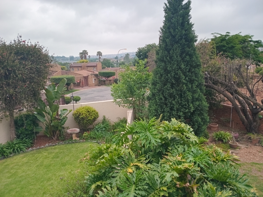 2 Bedroom Property for Sale in Corlett Gardens Gauteng
