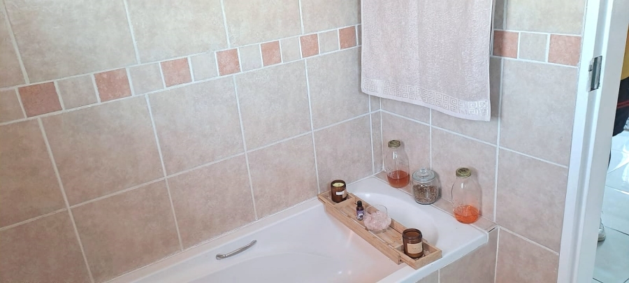 2 Bedroom Property for Sale in Noordhang Gauteng