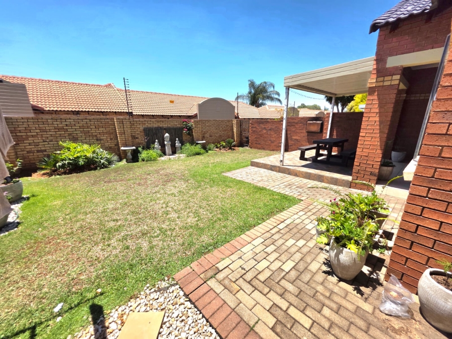 2 Bedroom Property for Sale in Monavoni Gauteng