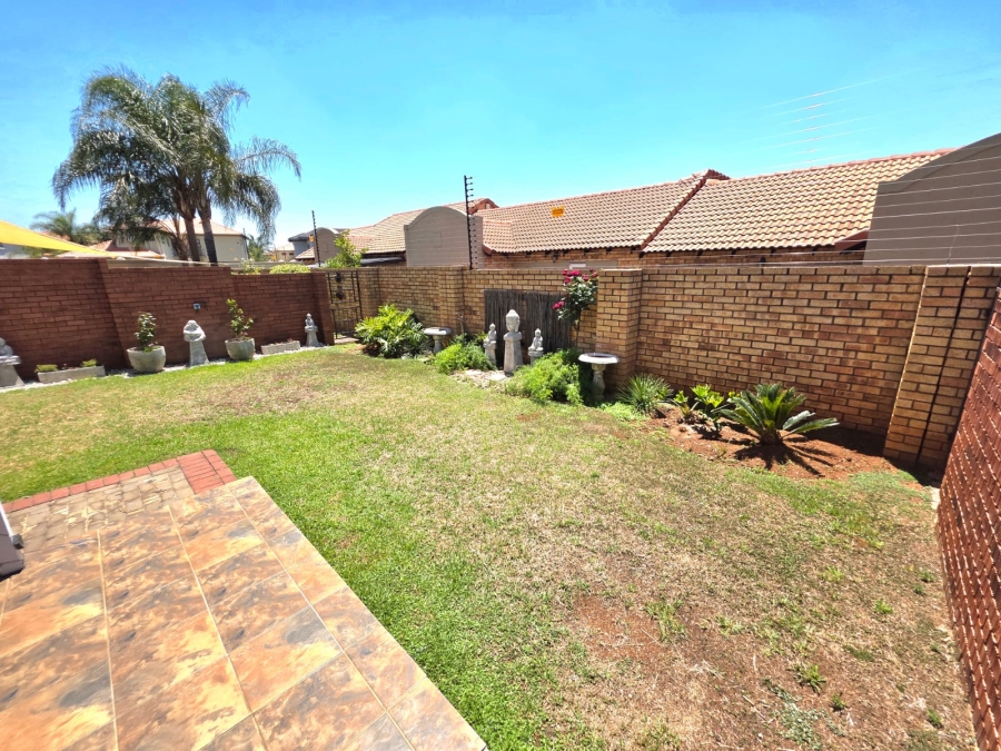 2 Bedroom Property for Sale in Monavoni Gauteng