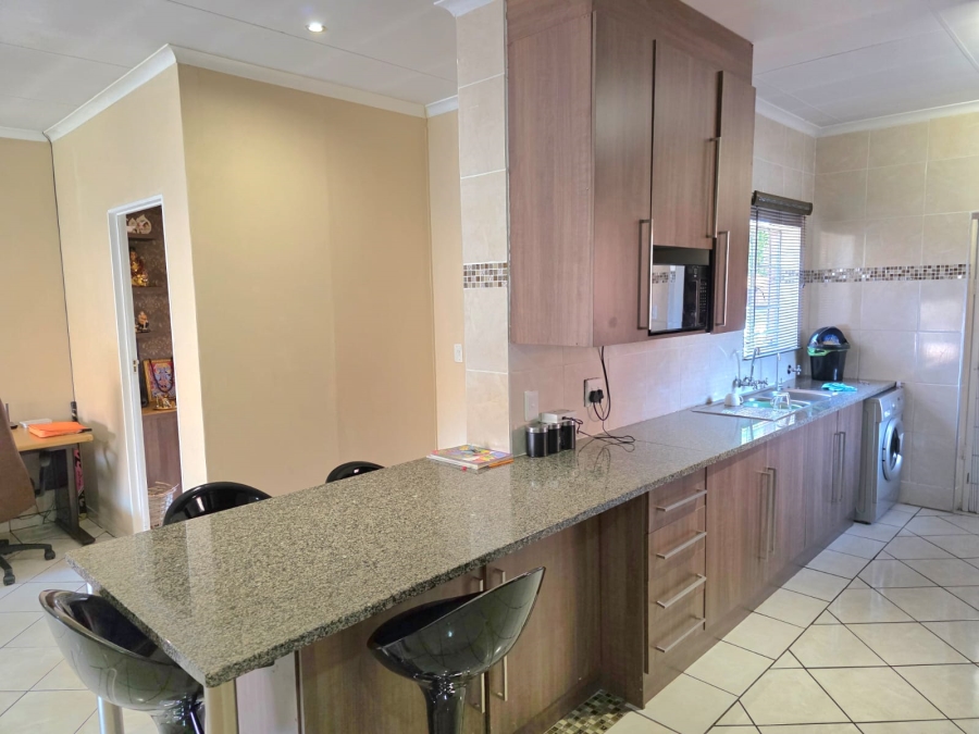 2 Bedroom Property for Sale in Monavoni Gauteng