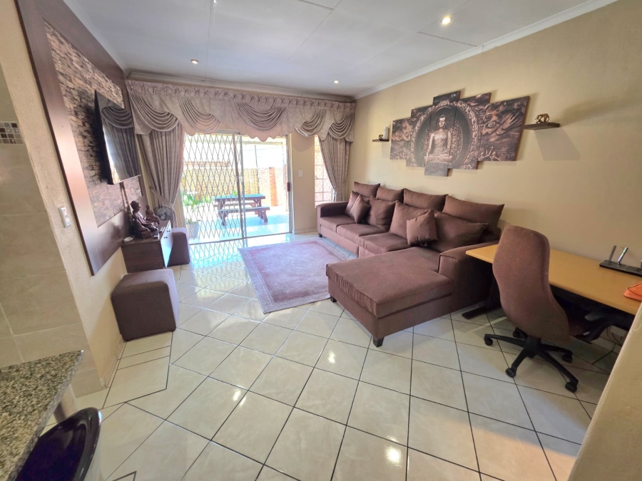 2 Bedroom Property for Sale in Monavoni Gauteng