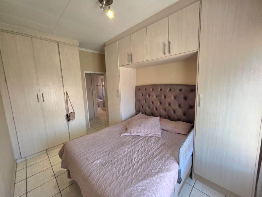 2 Bedroom Property for Sale in Monavoni Gauteng