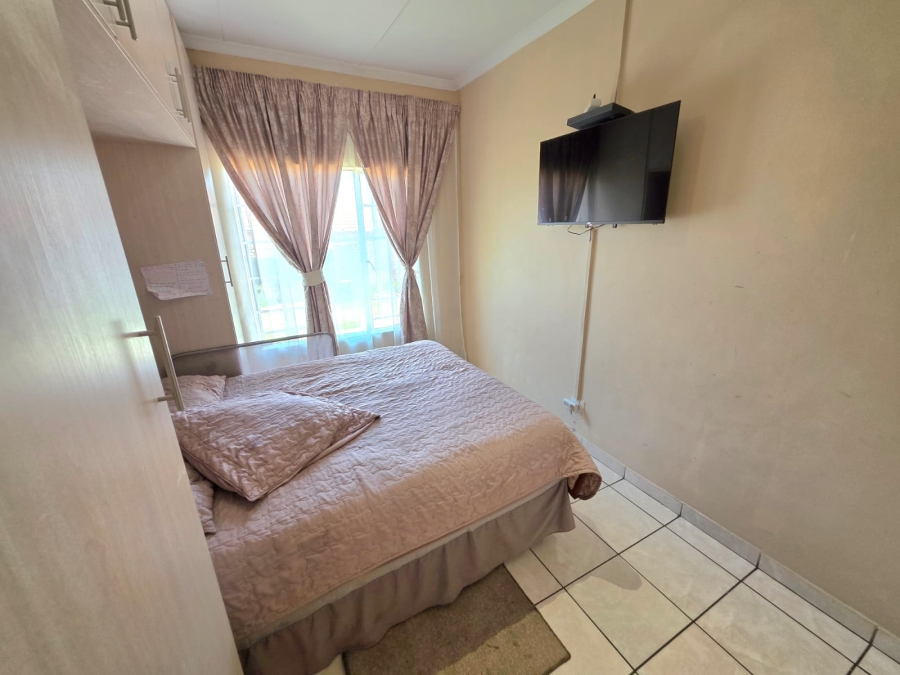 2 Bedroom Property for Sale in Monavoni Gauteng
