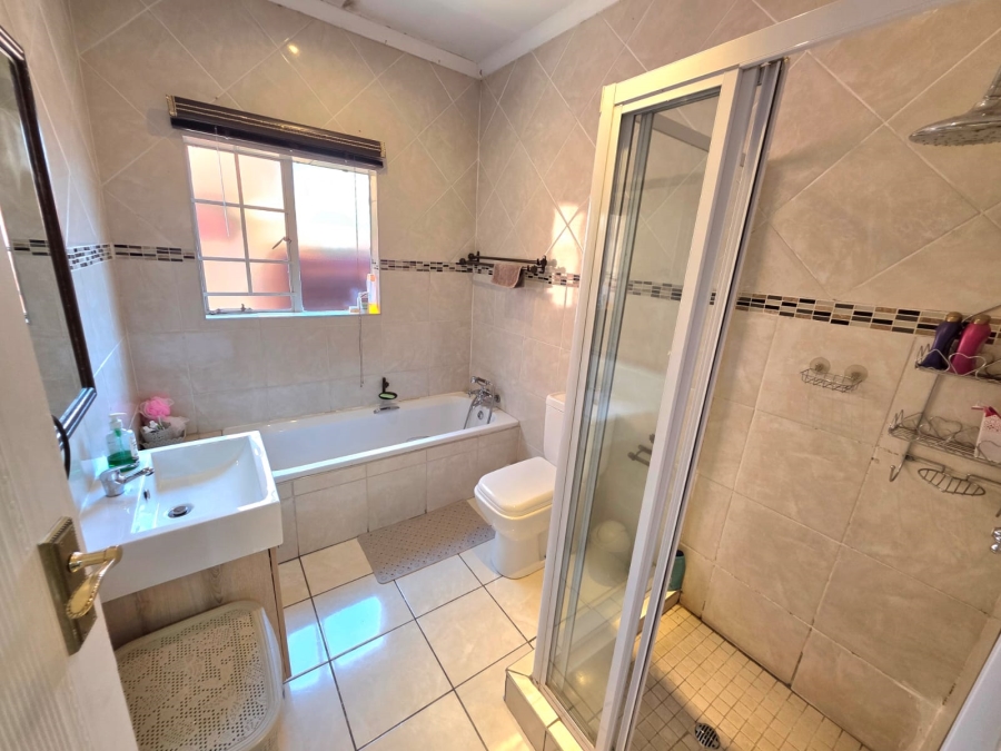 2 Bedroom Property for Sale in Monavoni Gauteng