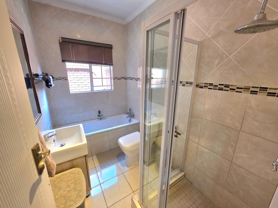 2 Bedroom Property for Sale in Monavoni Gauteng