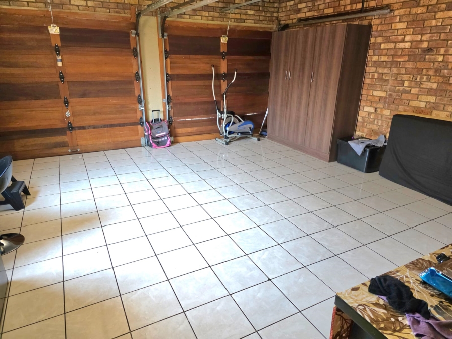 2 Bedroom Property for Sale in Monavoni Gauteng