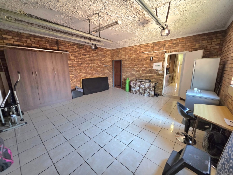 2 Bedroom Property for Sale in Monavoni Gauteng