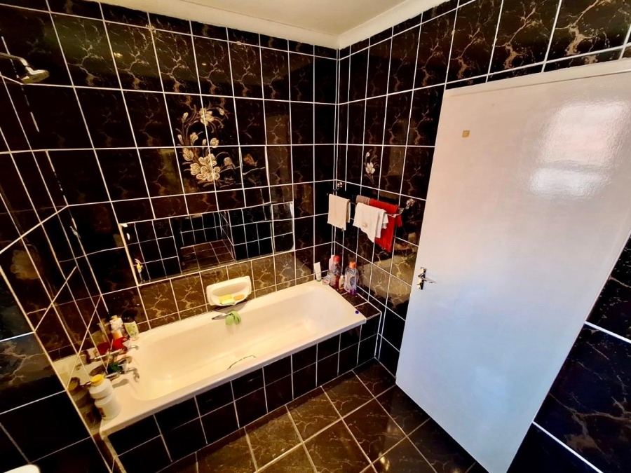 3 Bedroom Property for Sale in Die Hoewes Gauteng