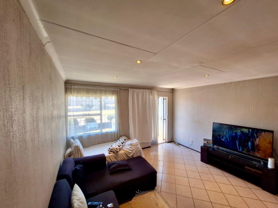 3 Bedroom Property for Sale in Die Hoewes Gauteng