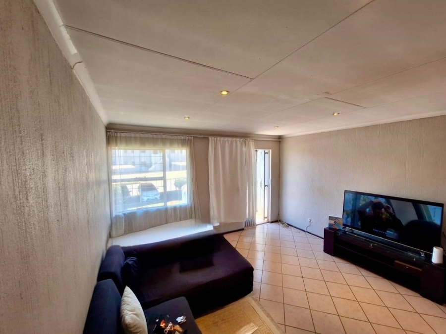 3 Bedroom Property for Sale in Die Hoewes Gauteng