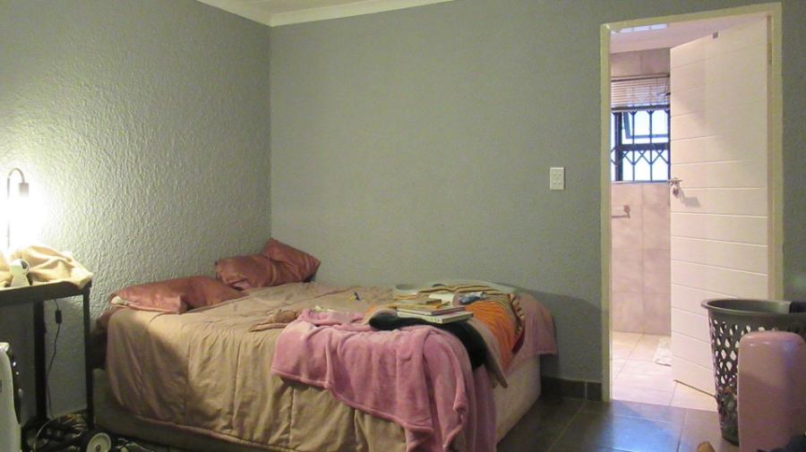 5 Bedroom Property for Sale in Kloofendal Gauteng