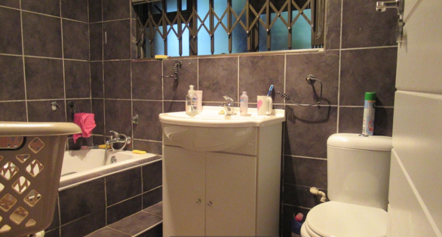 5 Bedroom Property for Sale in Kloofendal Gauteng