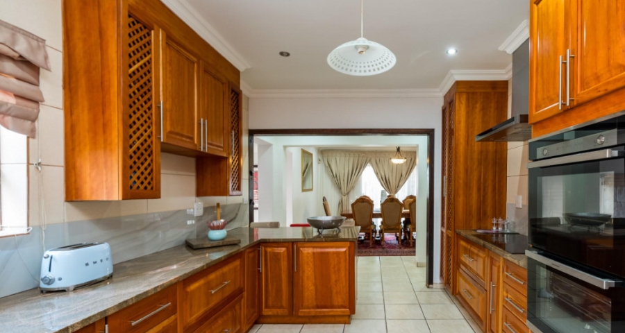 5 Bedroom Property for Sale in Kloofendal Gauteng