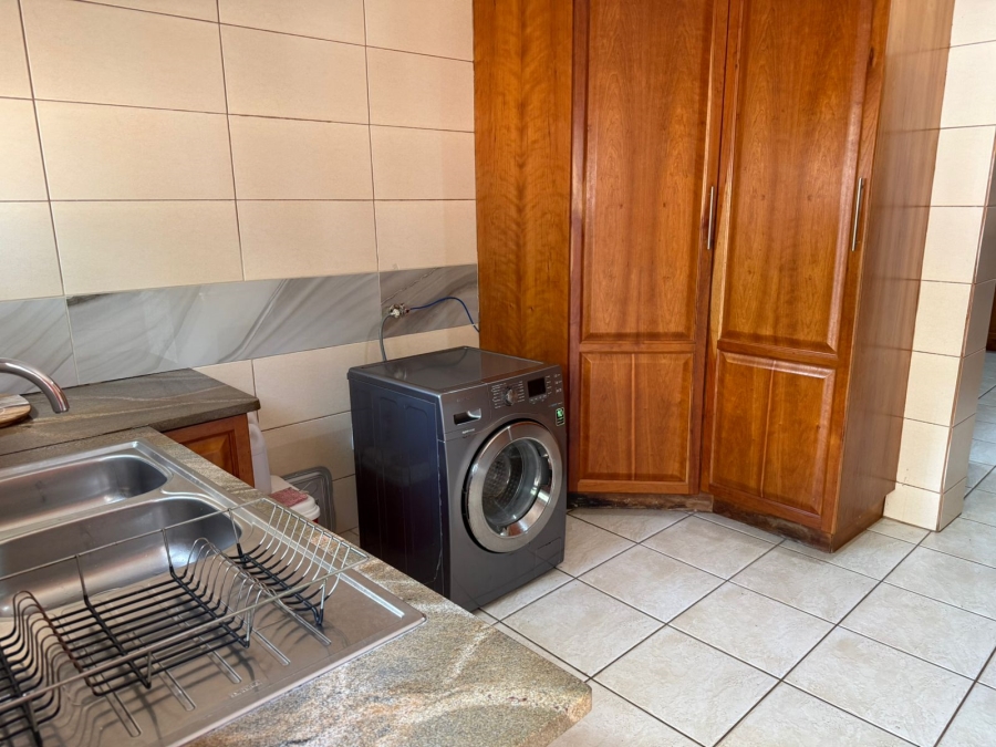 5 Bedroom Property for Sale in Kloofendal Gauteng