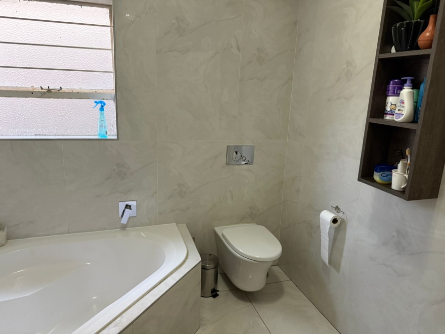 5 Bedroom Property for Sale in Kloofendal Gauteng