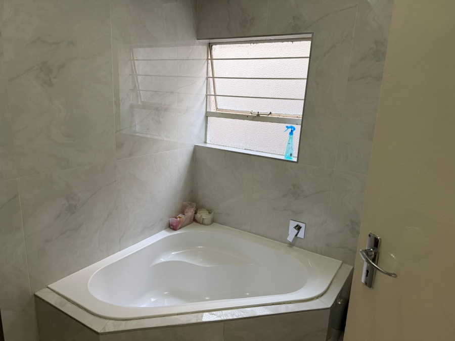 5 Bedroom Property for Sale in Kloofendal Gauteng