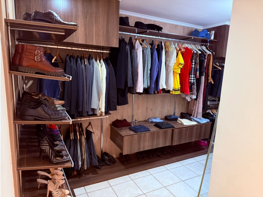 5 Bedroom Property for Sale in Kloofendal Gauteng