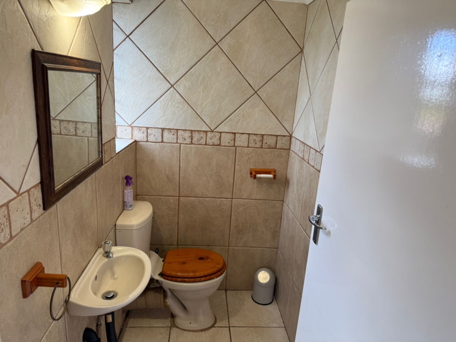 5 Bedroom Property for Sale in Kloofendal Gauteng