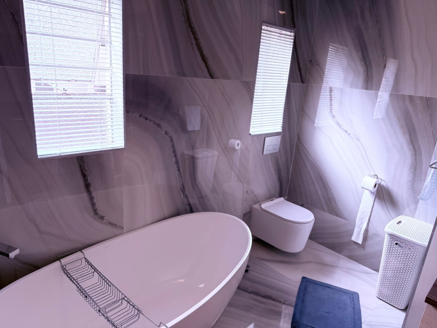 5 Bedroom Property for Sale in Kloofendal Gauteng