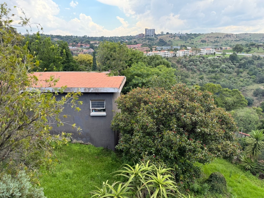 5 Bedroom Property for Sale in Kloofendal Gauteng