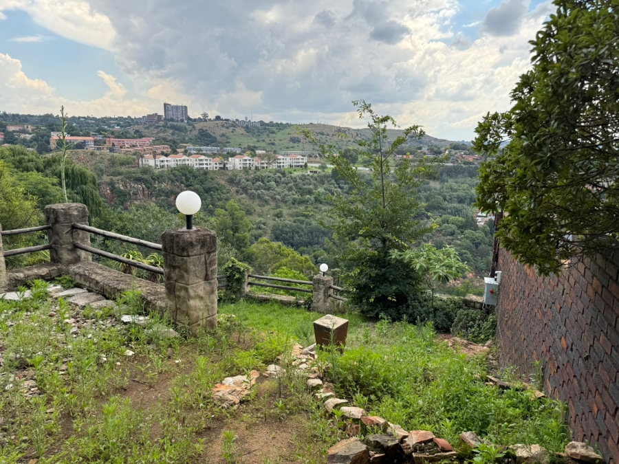 5 Bedroom Property for Sale in Kloofendal Gauteng