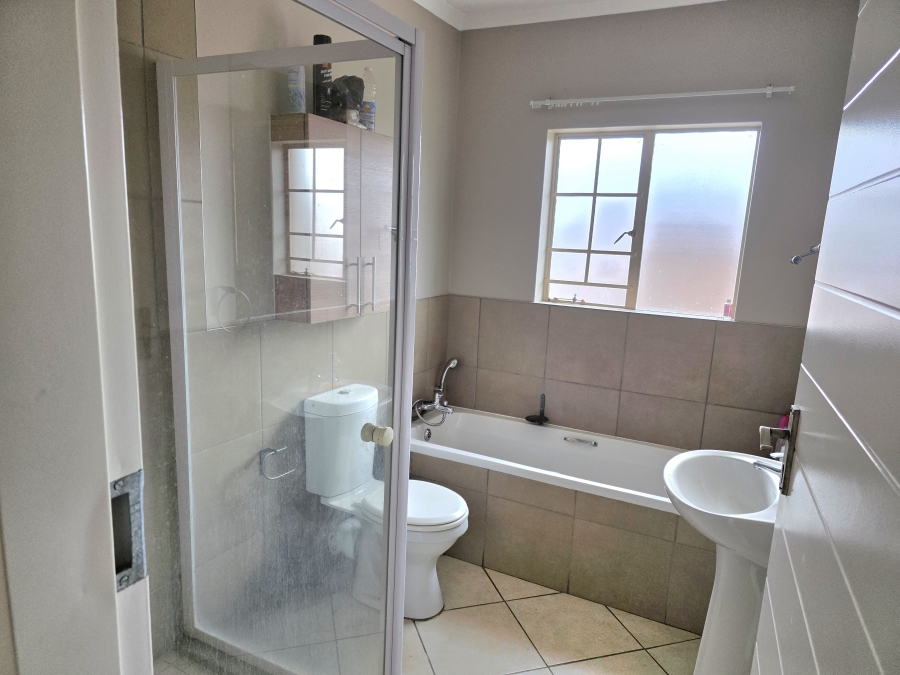 2 Bedroom Property for Sale in Monavoni Gauteng