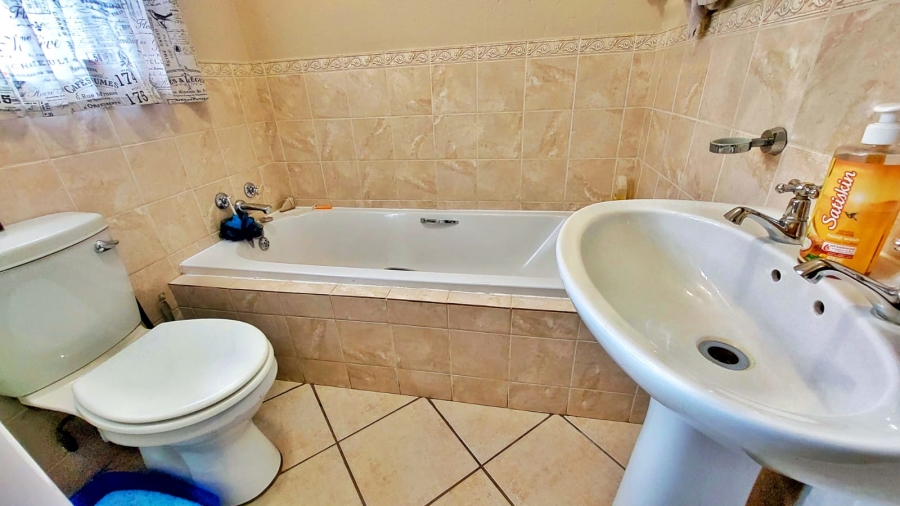 2 Bedroom Property for Sale in Noordwyk Gauteng