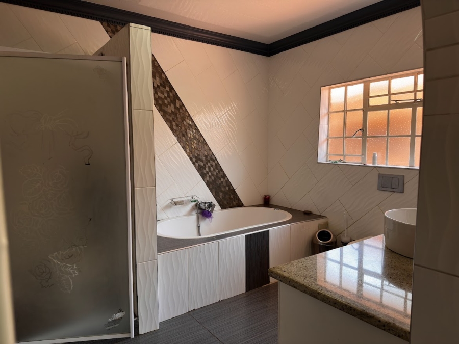 5 Bedroom Property for Sale in Ninapark Gauteng