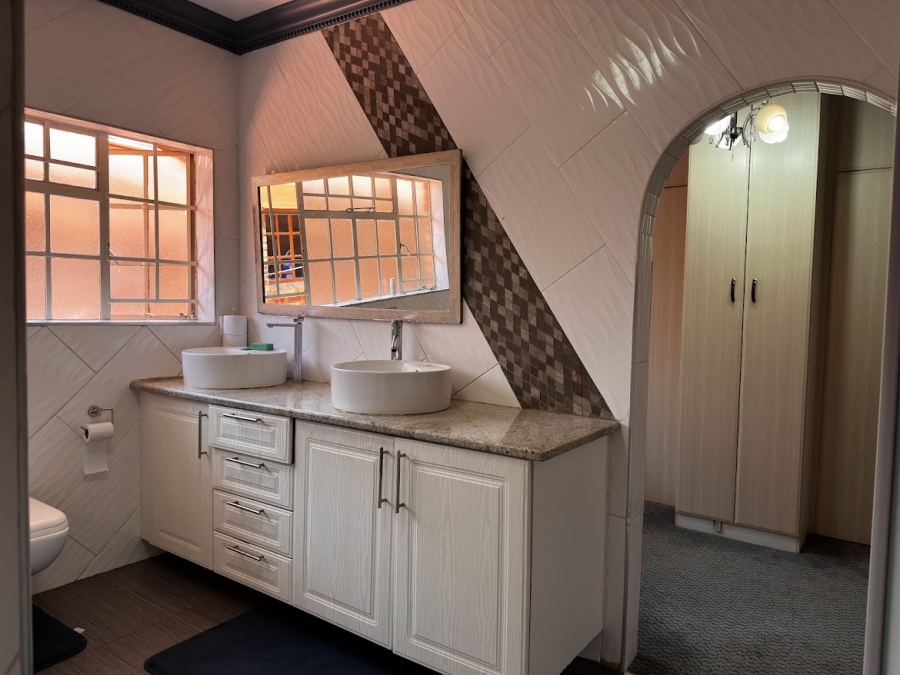 5 Bedroom Property for Sale in Ninapark Gauteng