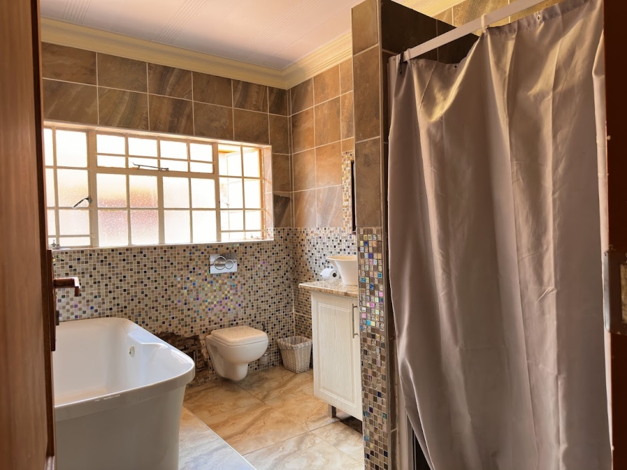 5 Bedroom Property for Sale in Ninapark Gauteng