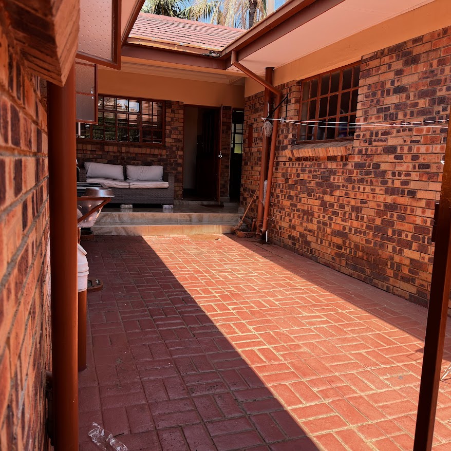 5 Bedroom Property for Sale in Ninapark Gauteng