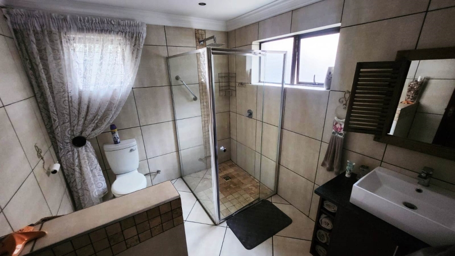 5 Bedroom Property for Sale in Eldoraigne Gauteng