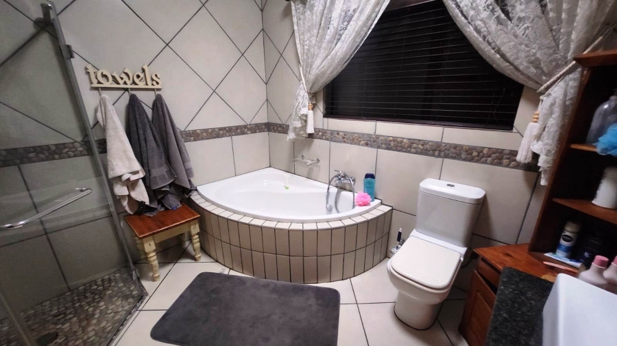 5 Bedroom Property for Sale in Eldoraigne Gauteng