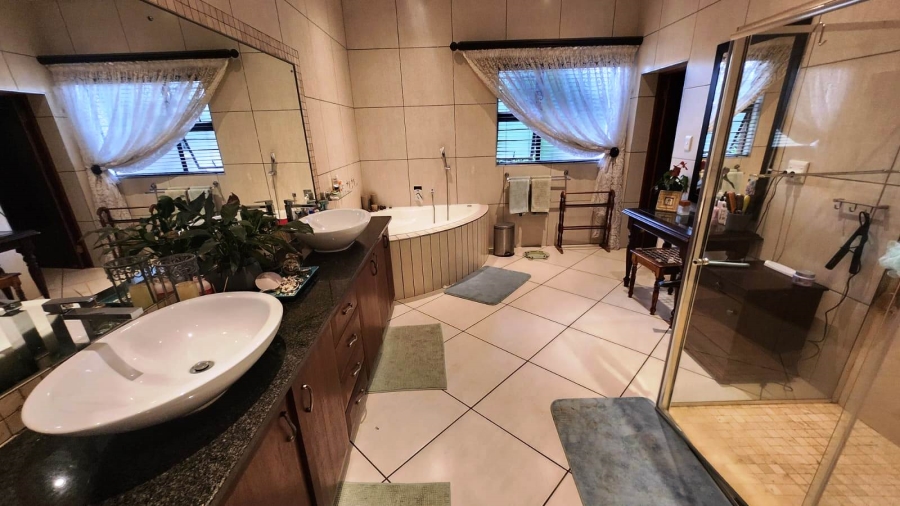 5 Bedroom Property for Sale in Eldoraigne Gauteng