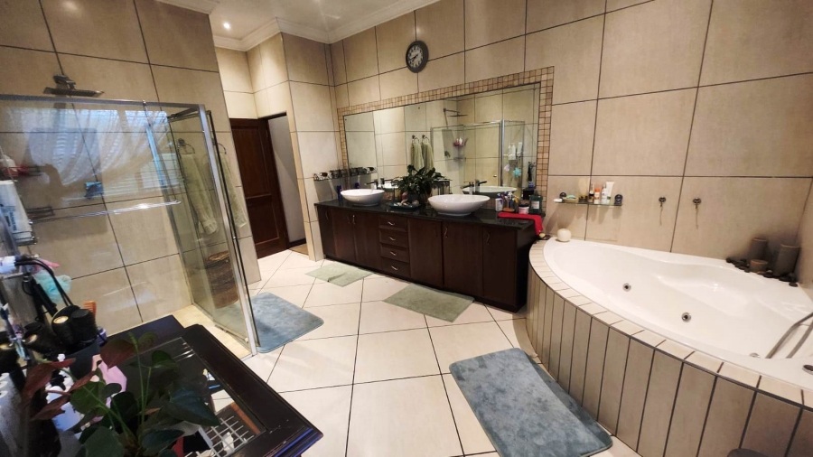 5 Bedroom Property for Sale in Eldoraigne Gauteng