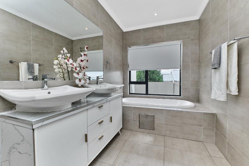 3 Bedroom Property for Sale in Amorosa Gauteng