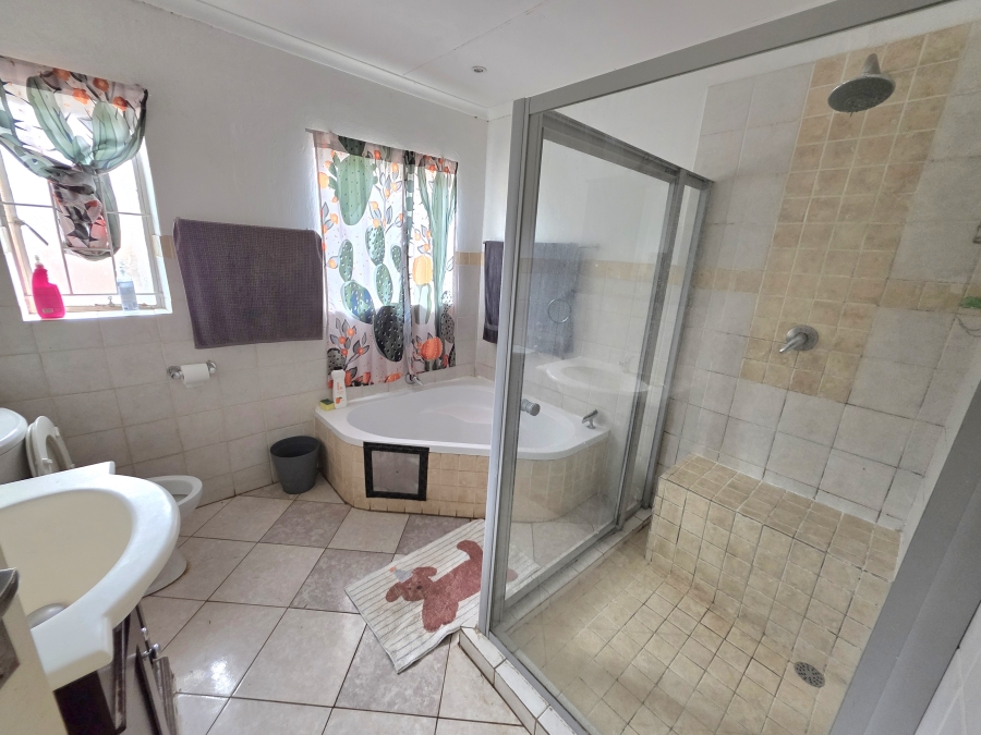 3 Bedroom Property for Sale in Heuweloord Gauteng