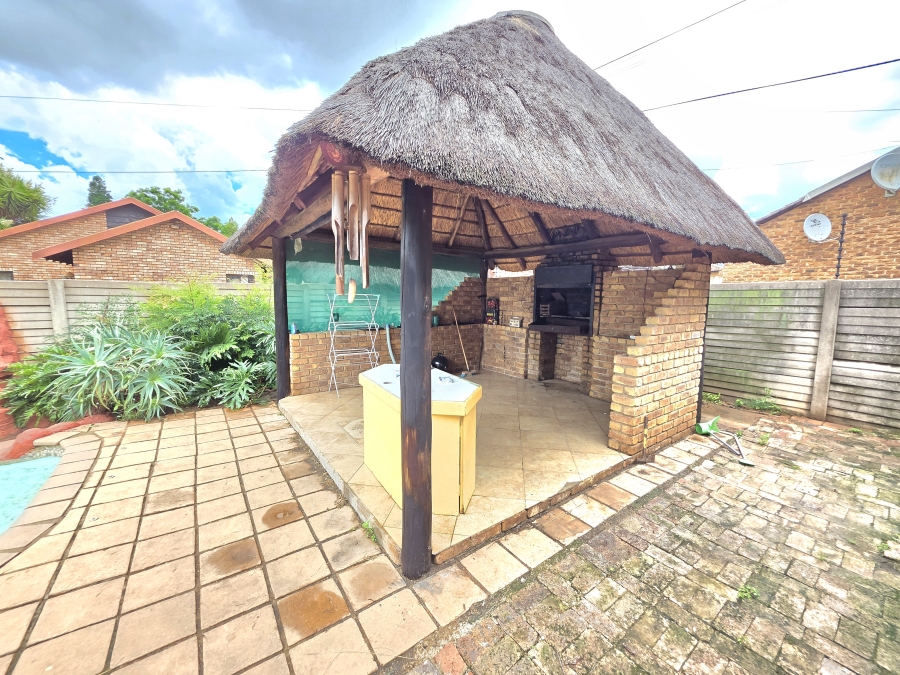 3 Bedroom Property for Sale in Heuweloord Gauteng