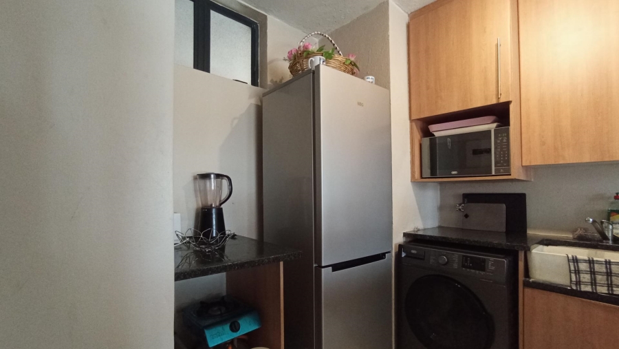 2 Bedroom Property for Sale in Rooihuiskraal North Gauteng