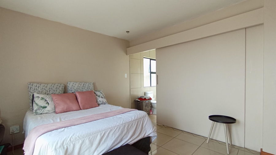 2 Bedroom Property for Sale in Rooihuiskraal North Gauteng
