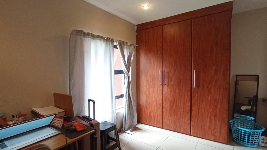 2 Bedroom Property for Sale in Rooihuiskraal North Gauteng