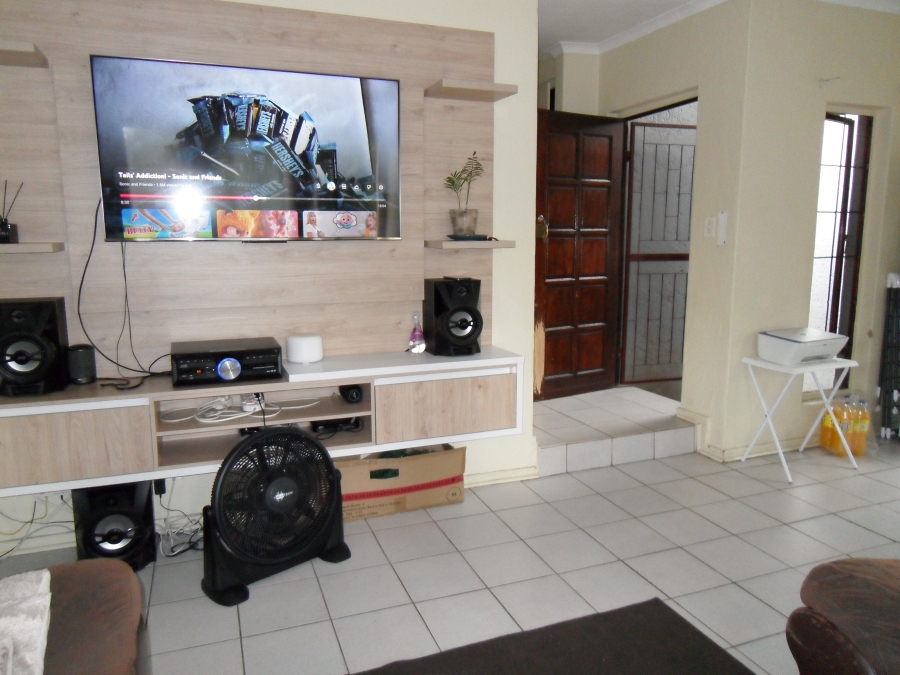 2 Bedroom Property for Sale in Corlett Gardens Gauteng