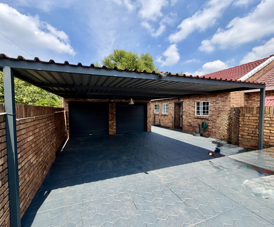 3 Bedroom Property for Sale in Rooihuiskraal North Gauteng