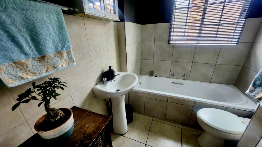3 Bedroom Property for Sale in Rooihuiskraal North Gauteng