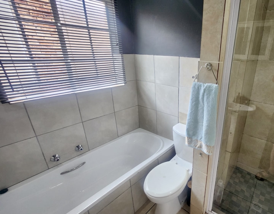 3 Bedroom Property for Sale in Rooihuiskraal North Gauteng