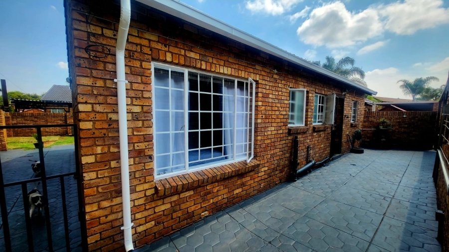 3 Bedroom Property for Sale in Rooihuiskraal North Gauteng