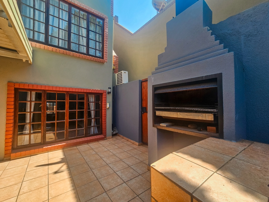 3 Bedroom Property for Sale in Faerie Glen Gauteng