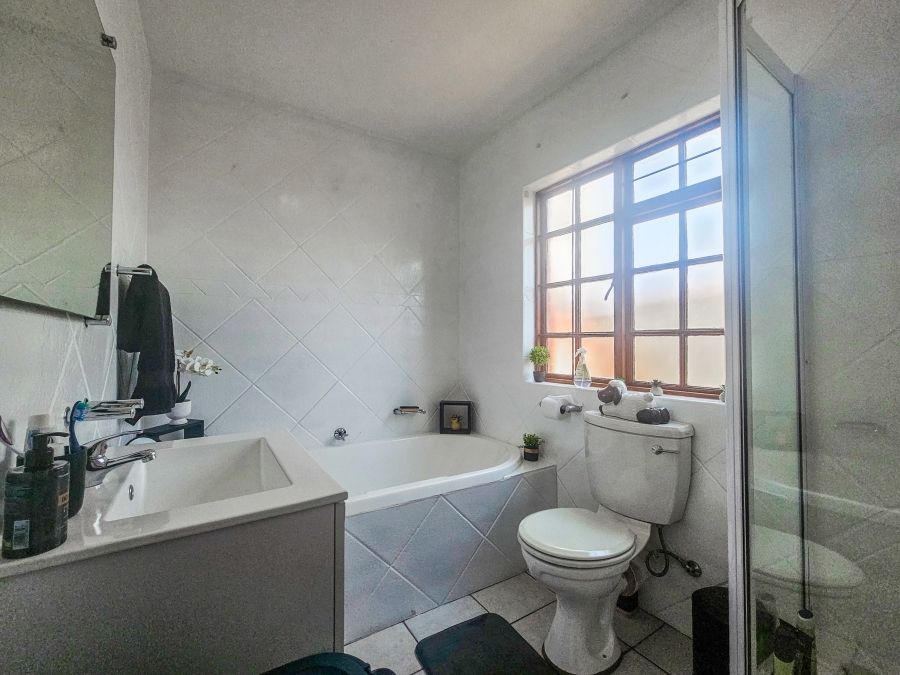 3 Bedroom Property for Sale in Faerie Glen Gauteng