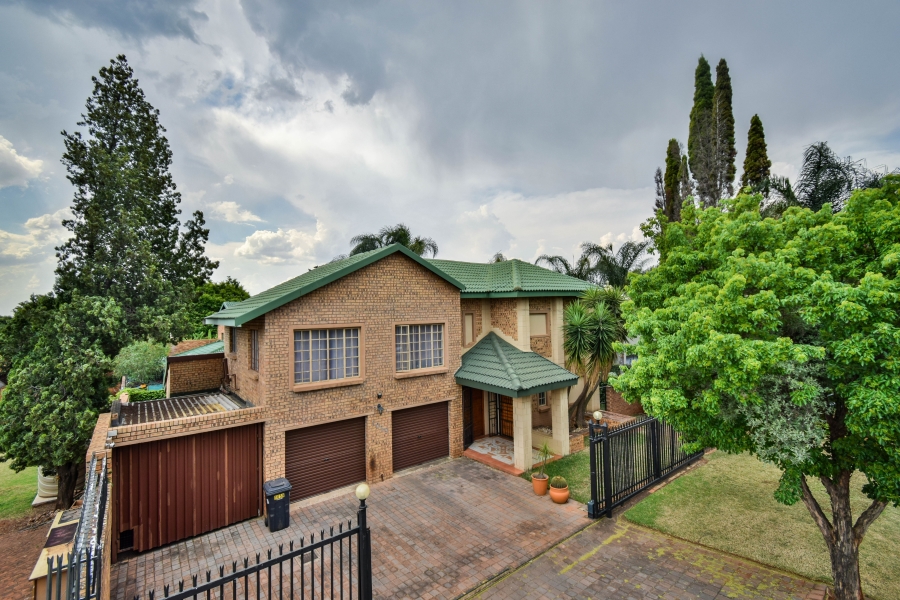 5 Bedroom Property for Sale in Garsfontein Gauteng